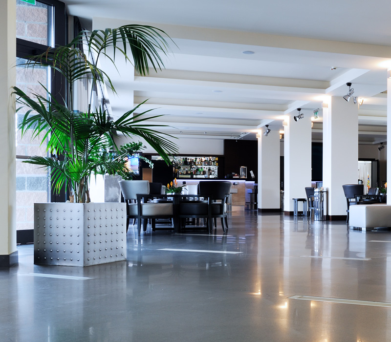 Hotell- og arenagulv med Hako rengjøringsmaskiner