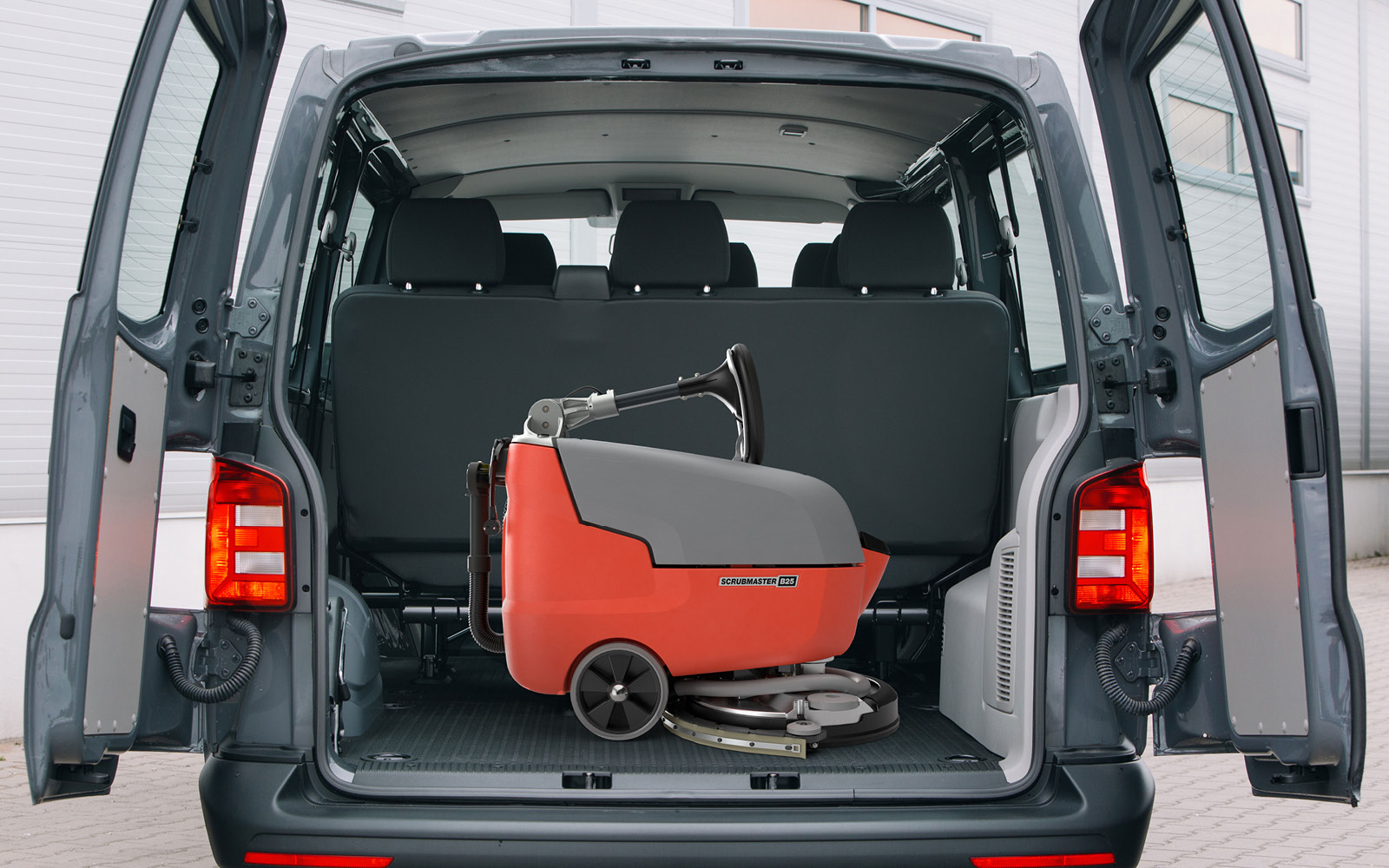 Rengjøringsmaskin i bilen. Hako